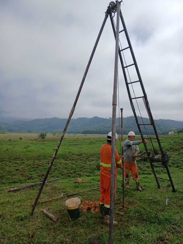 Sondagem SPT em Garuva — ago/2026: equipe executando SPT em campo aberto