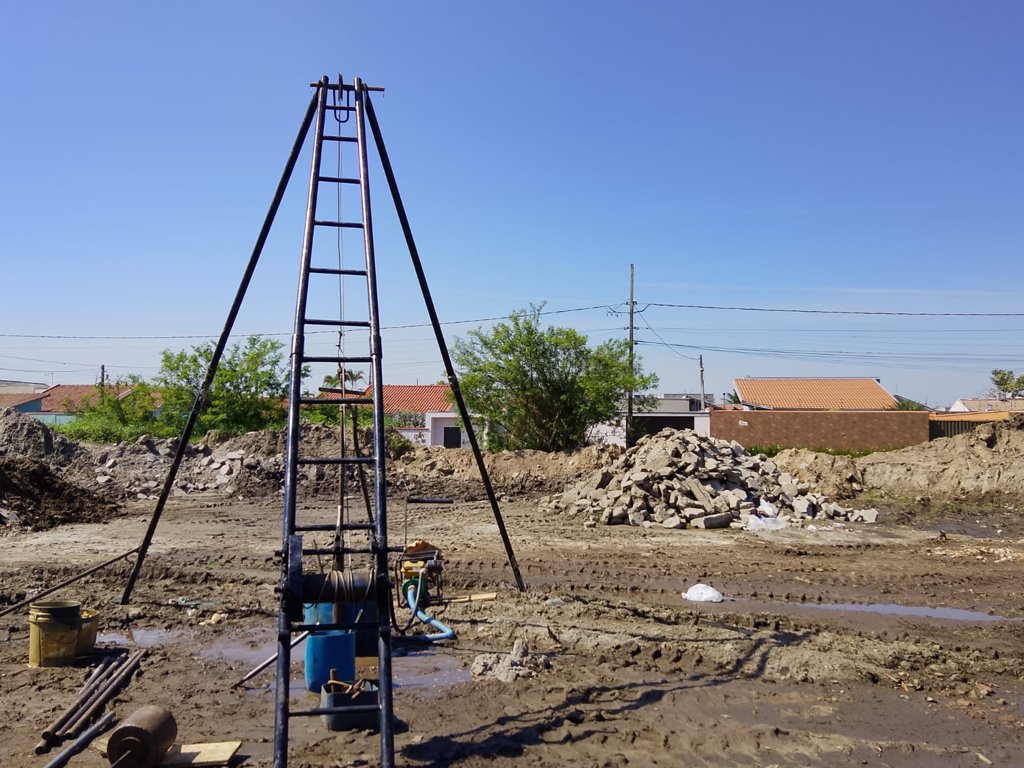 Sondagem SPT em Paranaguá — ago/2026: tripé de SPT em terreno arenoso