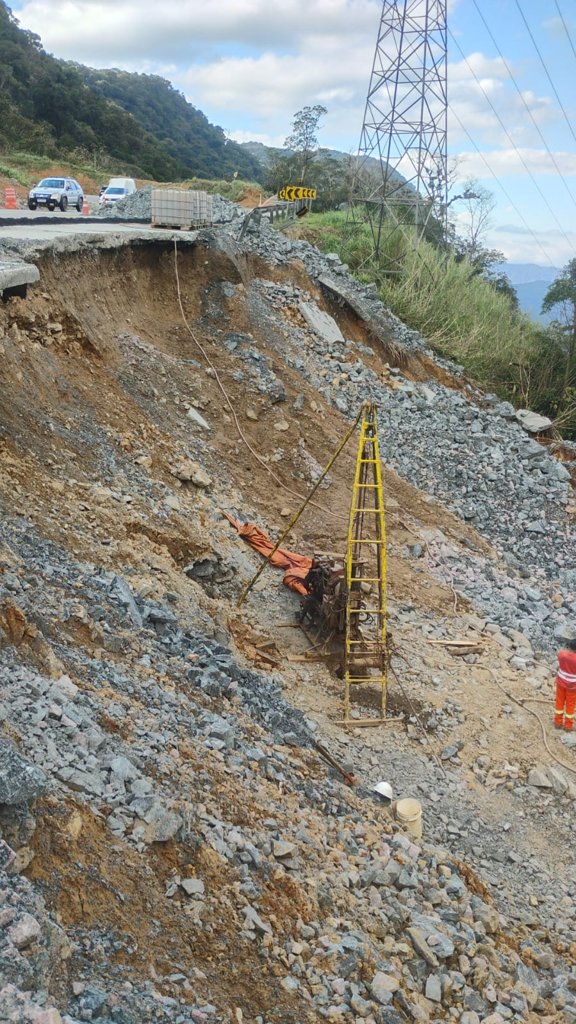 Sondagem mista (SPT + rotativa) em Serra Dona Francisca (SC-418) — set/2026: sonda rotativa no corte da rodovia